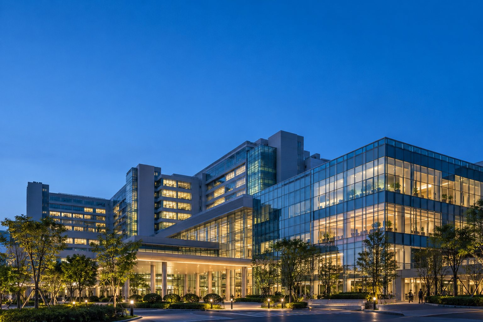 藍調時刻的醫學中心建築外觀(AI 生成示意)